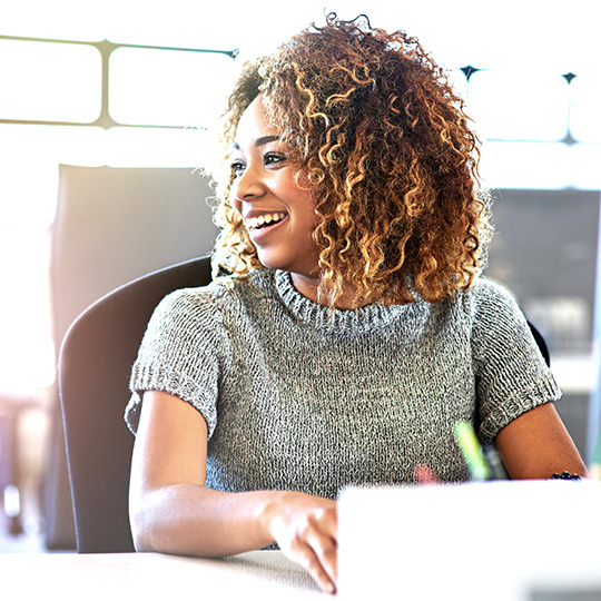 vrouw lacht en is aan het werk