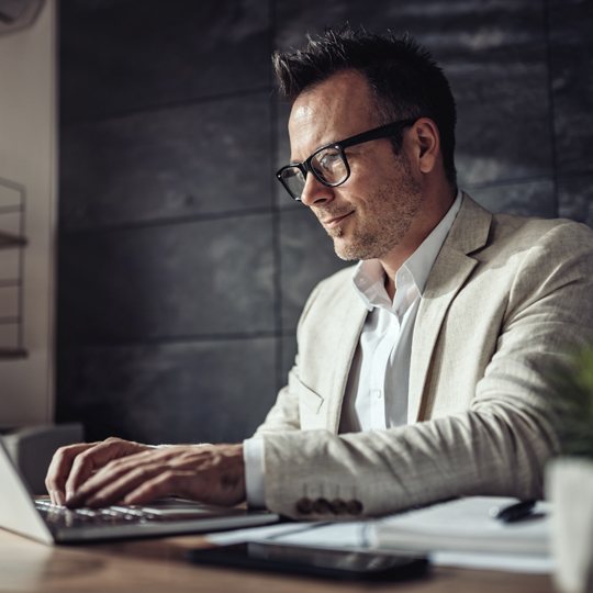 Gebruiker werkt met software 