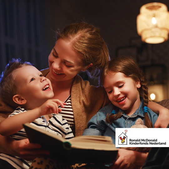 Moeder leest verhaaltje voor aan twee kinderen