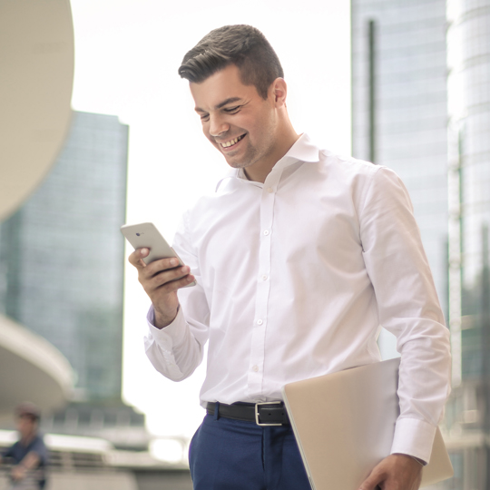 Man werkt op straat via smartphone