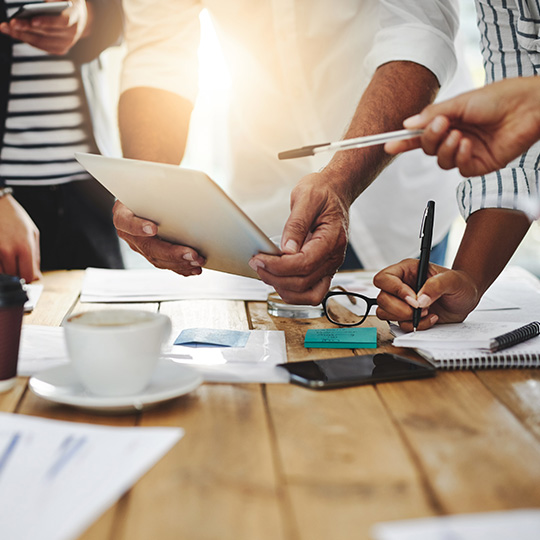 close up van medewerkers die op een tablet werken