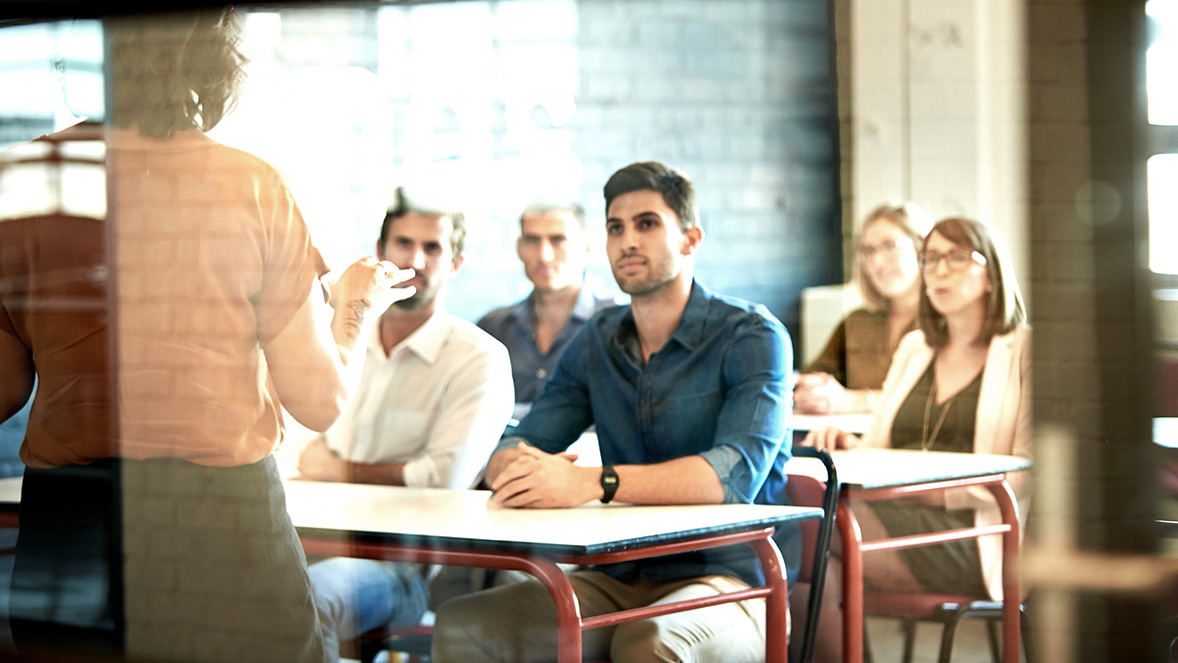 studenten krijgen les in een lokaal