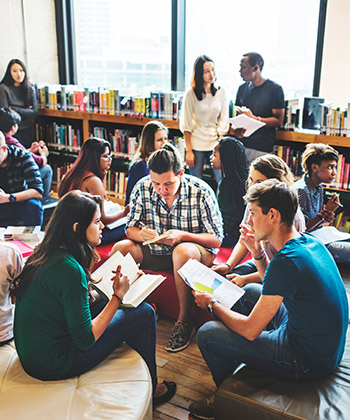 groep volwassen studenten in een bibliotheek