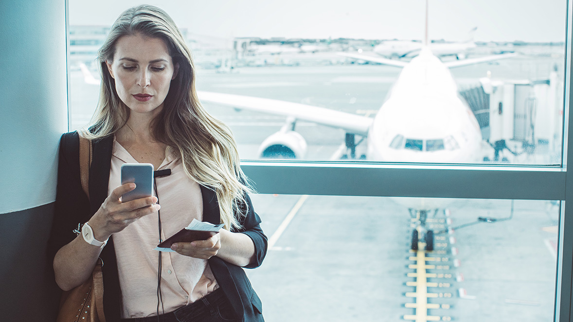 vrouw gebruikt een smartphone