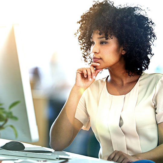 vrouw aan het werk op een computer