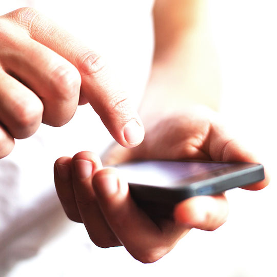 close up van handen die een smartphone gebruiken