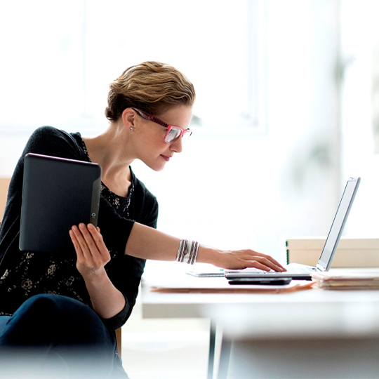 Vrouw bekijkt laptop