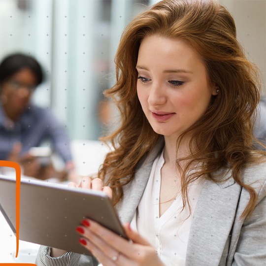 Vrouw kijkt op tablet