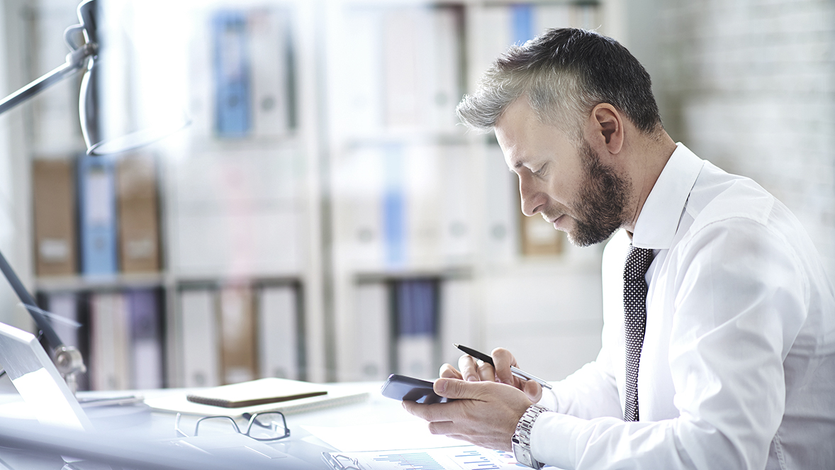 man met smartphone