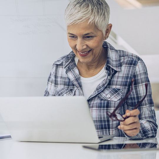 vrouw leest artikelen op laptop