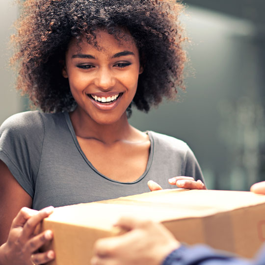 Vrouw geeft lege toners mee met recyclingsbedrijf