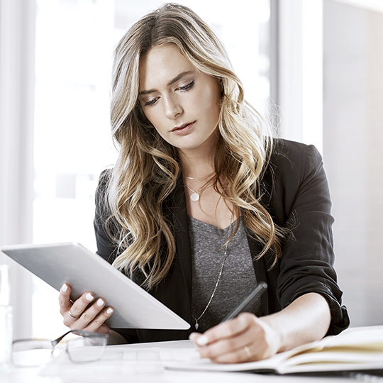 vrouw met tablet 