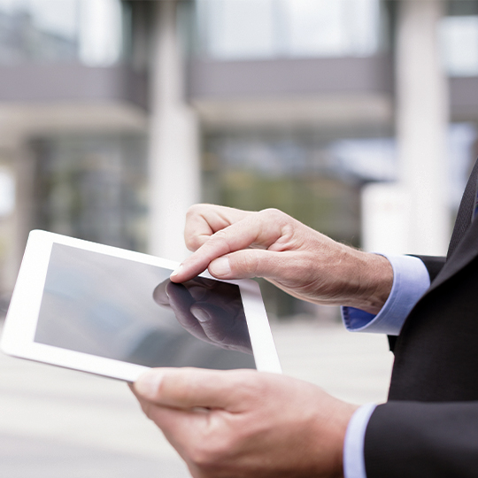 man typt op tablet
