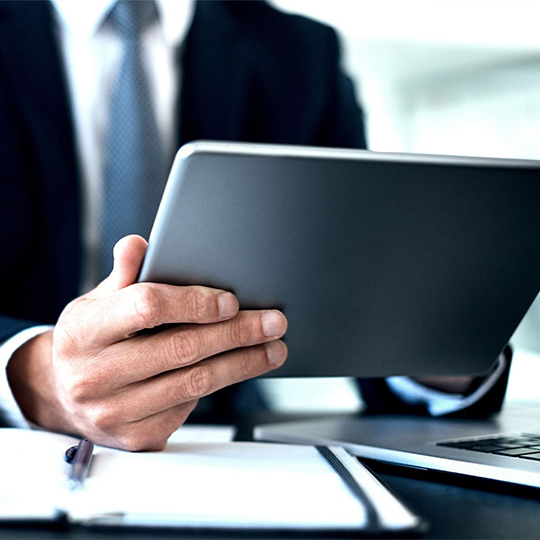 man typt op tablet