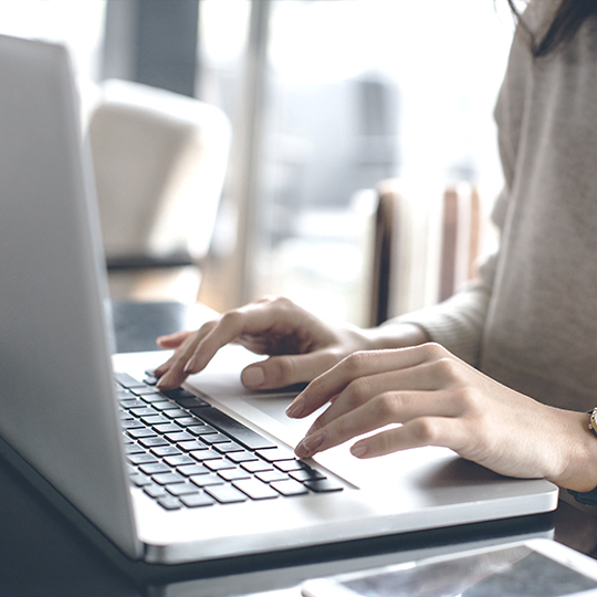 vrouw typt op een laptop